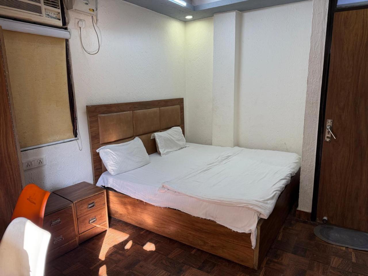 Hotel Classy - Nizamuddin Railway Station New Delhi