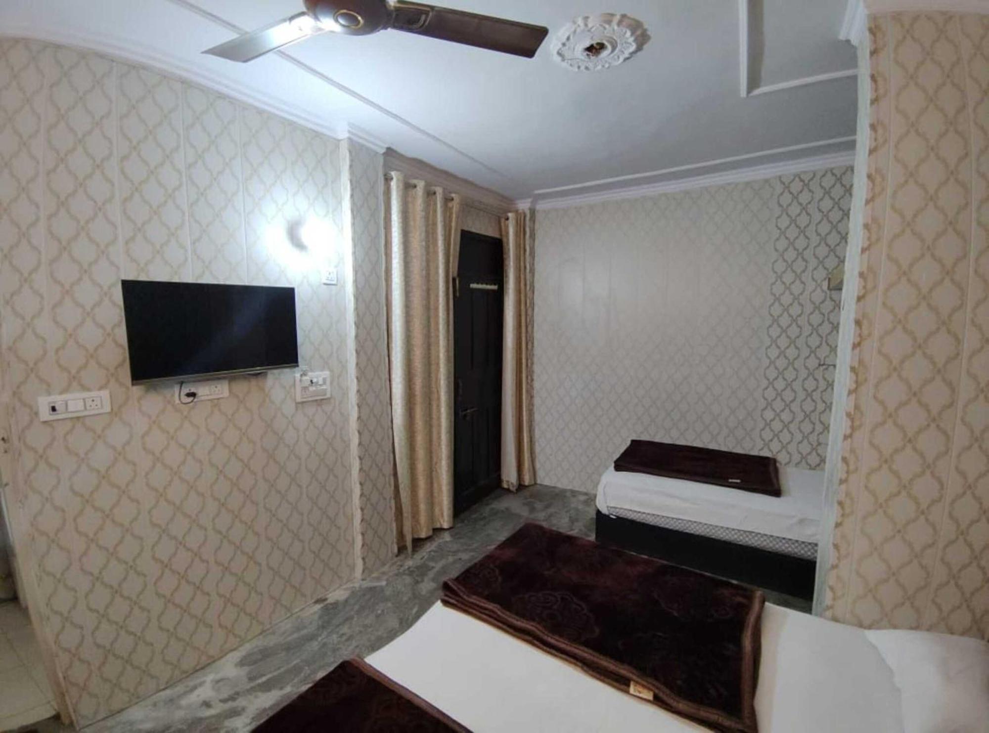 Hotel Classy - Nizamuddin Railway Station New Delhi